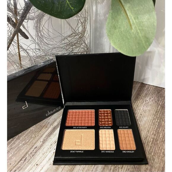 NEW Doucce On the Go Eyeshadow Blush Palette - Picture 1 of 2
